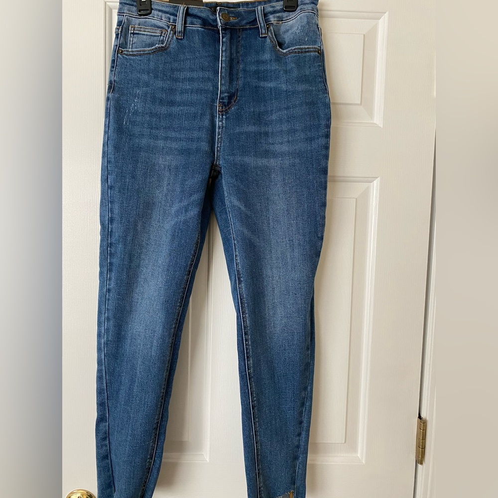 Risen, HW Twisted leg, relaxed skinny fit. Size 9/29.